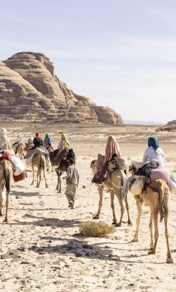 Wuestenreise-2025-auf-Kamelen-reiten-01